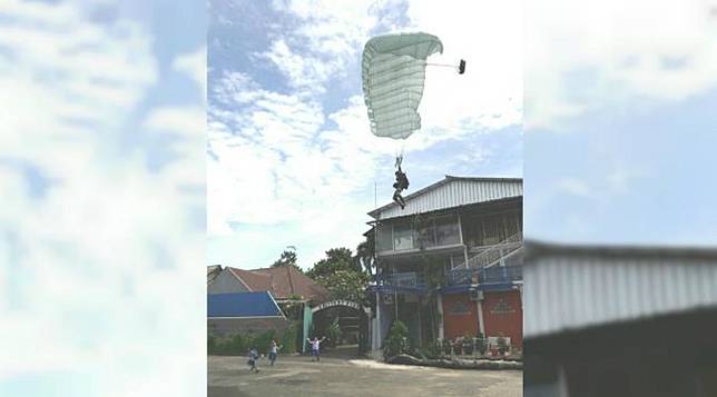 Kala Penerjun Payung Salah Mendarat di Rumah Aktor Roy Marten