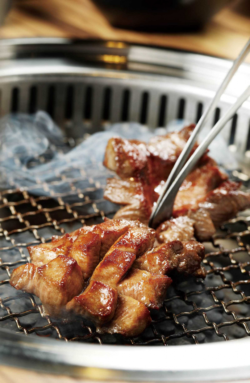 厚約2.5至3公分的「超厚切銷魂牛舌」，舌上部位脆口、舌下部位具肉感嚼勁，完全顛覆人們對於牛舌的印象。（730元）（圖／于魯光攝）