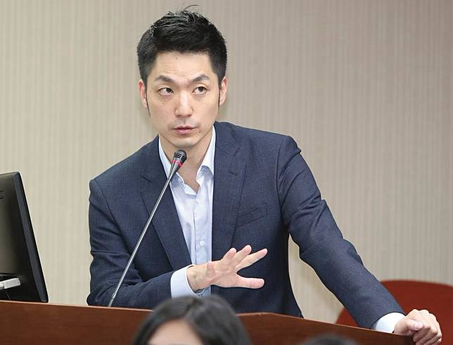 蔣萬安PO文挺港 有人讚有人罵