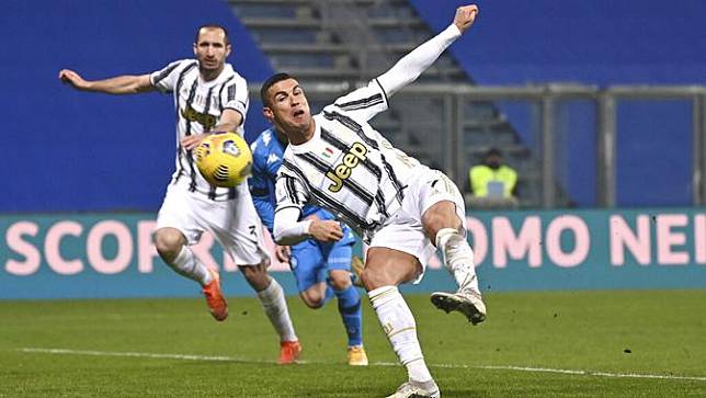 Striker Juventus, Cristiano Ronaldo, mencetak gol ke gawang Napoli pada laga final Piala Super Italia di Stadion Mapei, Rabu (20/1/2021). Juventus menang dengan skor 2-0. (Massimo Paolone/LaPresse via AP)