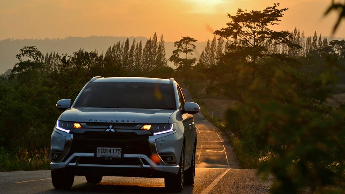 .หมดห่วงเรื่องสถานีชาร์จ ไฟหมดก็ใช้น้ำมัน! MITSUBISHI OUTLANDER PHEV.