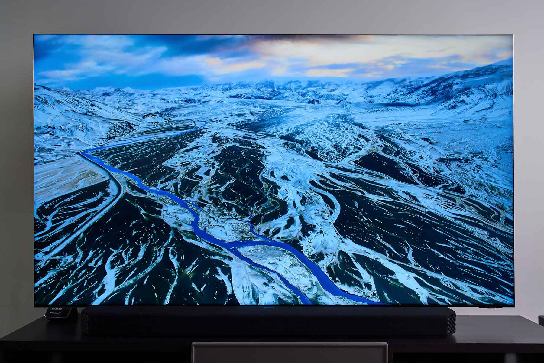 Neo QLED 8K 量子電視的螢幕採用了究極黑面板技術，透過光學折射原理，可避免外部環境光干擾，大幅減少畫面反光的問題。