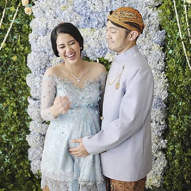 14 Kebaya Cantik Bumil Untuk Tampil Elegan Saat Acara Mitoni