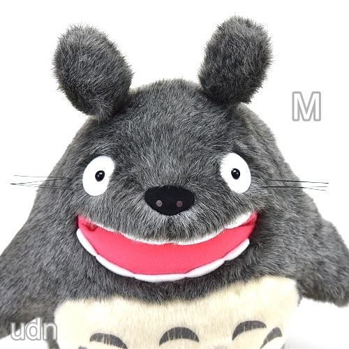❤日本宮崎駿TOTORO【大牙龍貓】絨毛玩偶-M號❤宮崎駿動畫電影裡最受歡迎的主角之一，代表【愛】與【夢想】的夢幻龍貓❤龍貓開心的露出大大又潔白的牙齒，樣式超可愛，與您一起守護著這偉大的森林❤小梅最愛