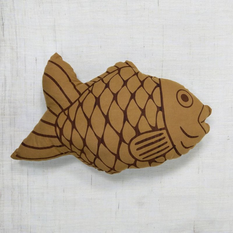 以鯛魚燒為概念發想出手枕後，顧客許願希望鯛魚燒手枕能長大變成抱枕，於是就鯛魚燒就變大了！是充滿療癒感的生活物品。鯛魚燒有不同的表情，為您隨機出貨。