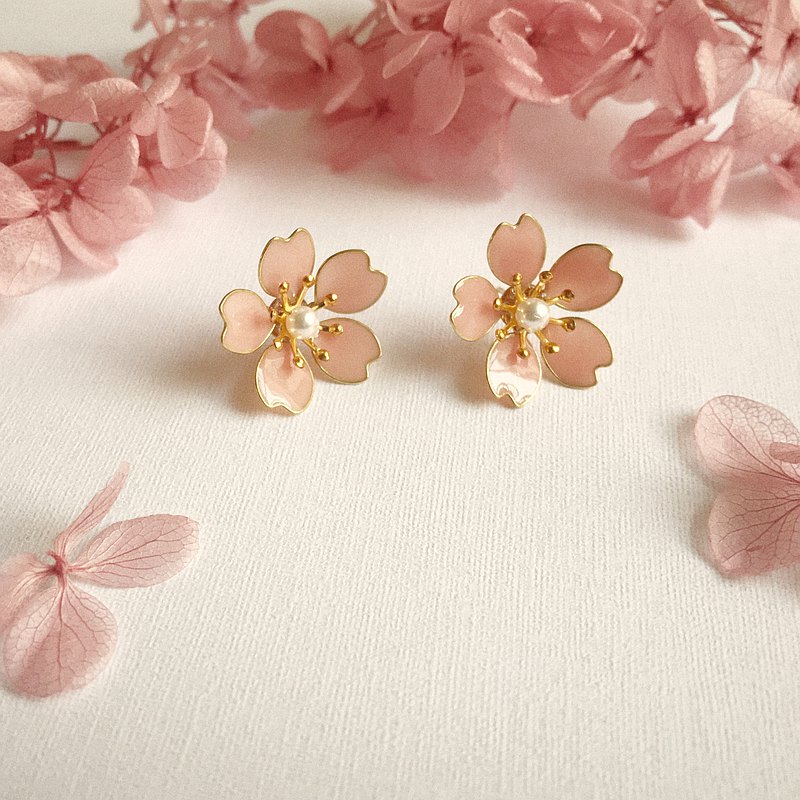 百花園系列 - 耳環 將櫻花綻放的瞬間凝成永恆。 提供耳針、耳夾。