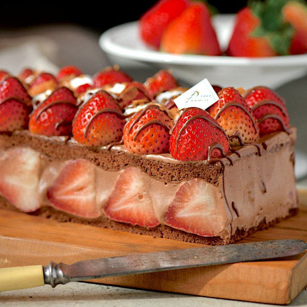 【食感旅程Palatability】千千直播推薦!!北海道雪藏草莓蛋糕 新鮮大湖草莓 X 70%巧克力 X 巧克力戚風蛋糕巧克力戚風蛋糕 以及 大湖草莓 的完美搭配，嚴選食材:大湖農場直送草莓法國頂級