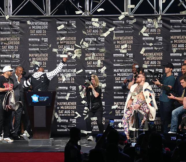 Video: McGregor Ngamuk Dihadang Tiga Pengawal Floyd Mayweather