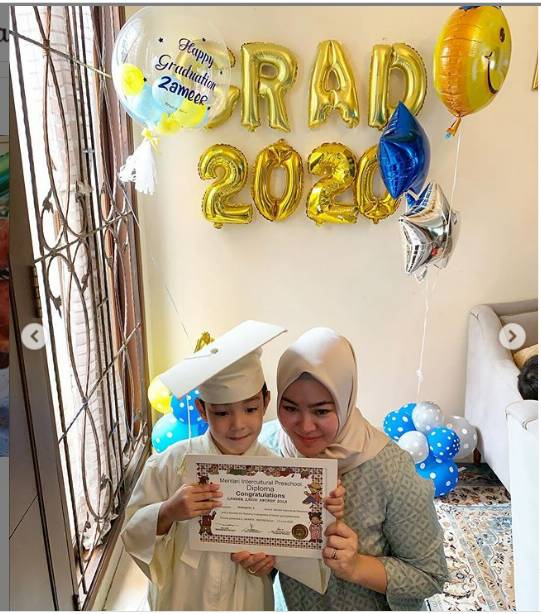 Gugat Cerai Zumi Zola Ini Potret Manis Sherrin Tharia Bersama Anaknya Merdeka Com Line Today