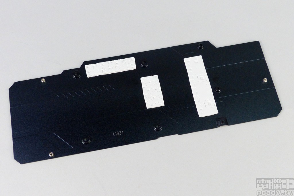 金屬背板分別於 GDDR6 和主要電源轉換區加裝導熱墊，負責些許散熱任務