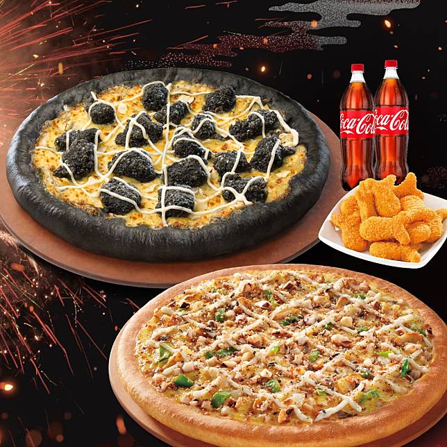 ▲必勝客推出萬聖節主題套餐「炫黑萬聖經典餐」比薩搭配黃金和風鱈魚塊及飲料只要998元(圖/必勝客)
