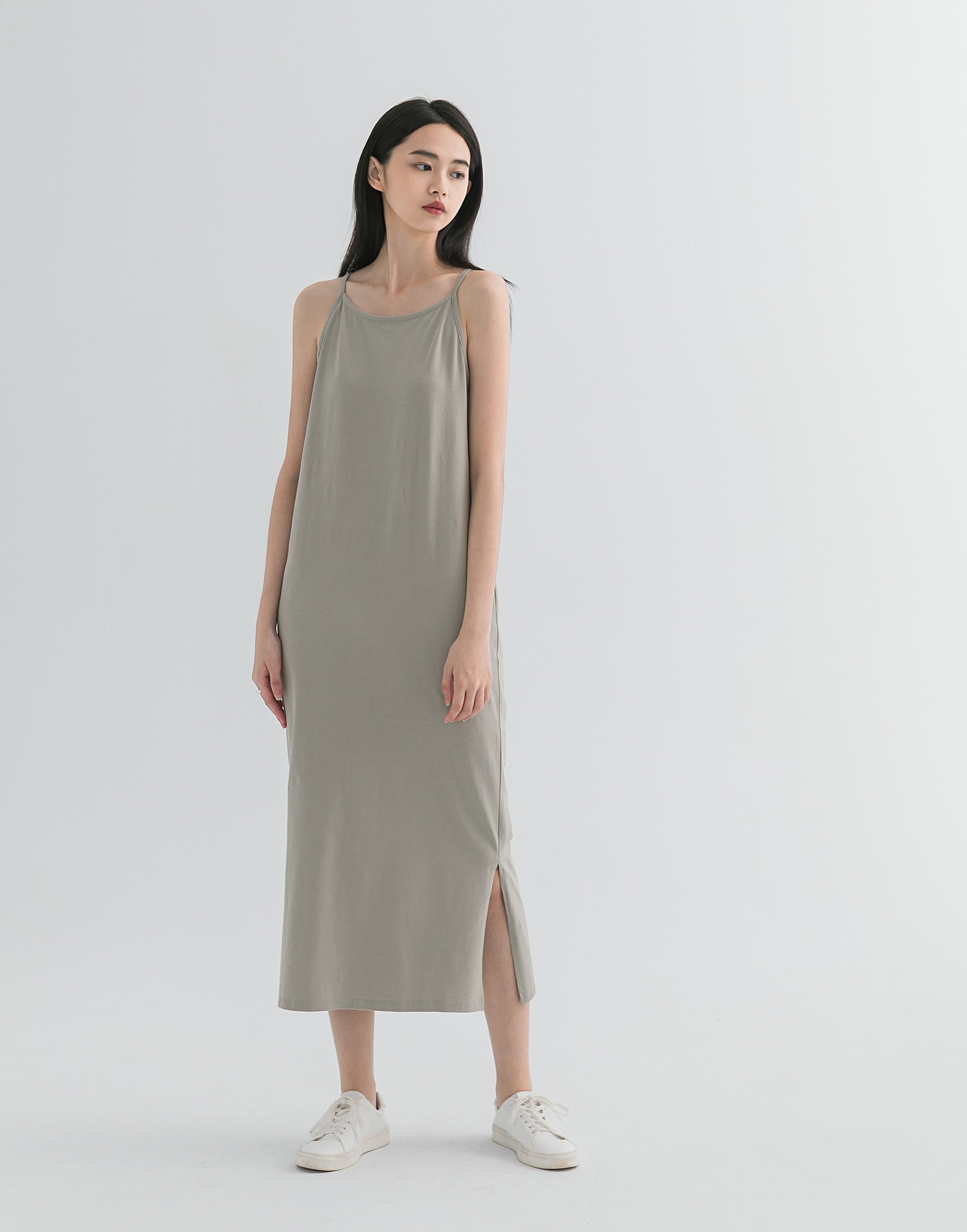 彈性： 適中 舒適有彈性的棉質料、削肩設計、微合身長洋裝版型