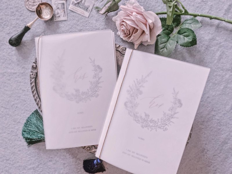 婚禮宣誓小本子 一套兩本，全是客製 用手工紙寫下的婚禮誓言本，配上手工復古流蘇，在最重要的日子中念出對彼此最真摯說話。