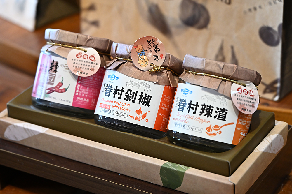 除了辣豆瓣醬、經典陳年醬，明德食品也陸續推出懷味眷村、醬菜系列、自耕小農等產品。(攝影/Carter)