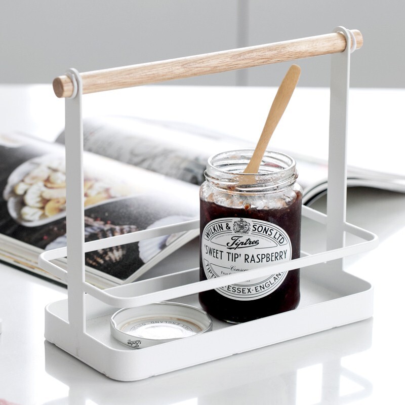 【桌上型調味罐架 】 材質:精鐵/天然櫸木 工藝:粉沫噴塗烤漆 尺寸:23.5X10.5X19cm 重量:550g ※可收納調味罐、調味瓶等..，白色烤漆搭配簡約線條，給人一種寧靜舒適感~ ※木質手柄