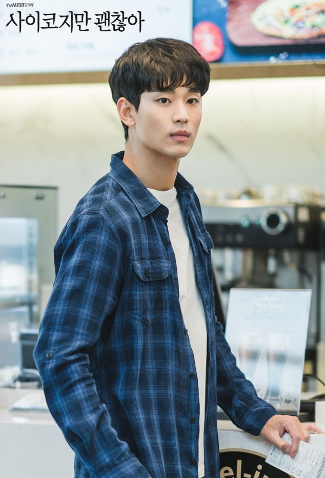 《雖然是精神病但沒關係》金秀賢造型解析：鋼太穿舊T，反應他低調&照顧者的情況