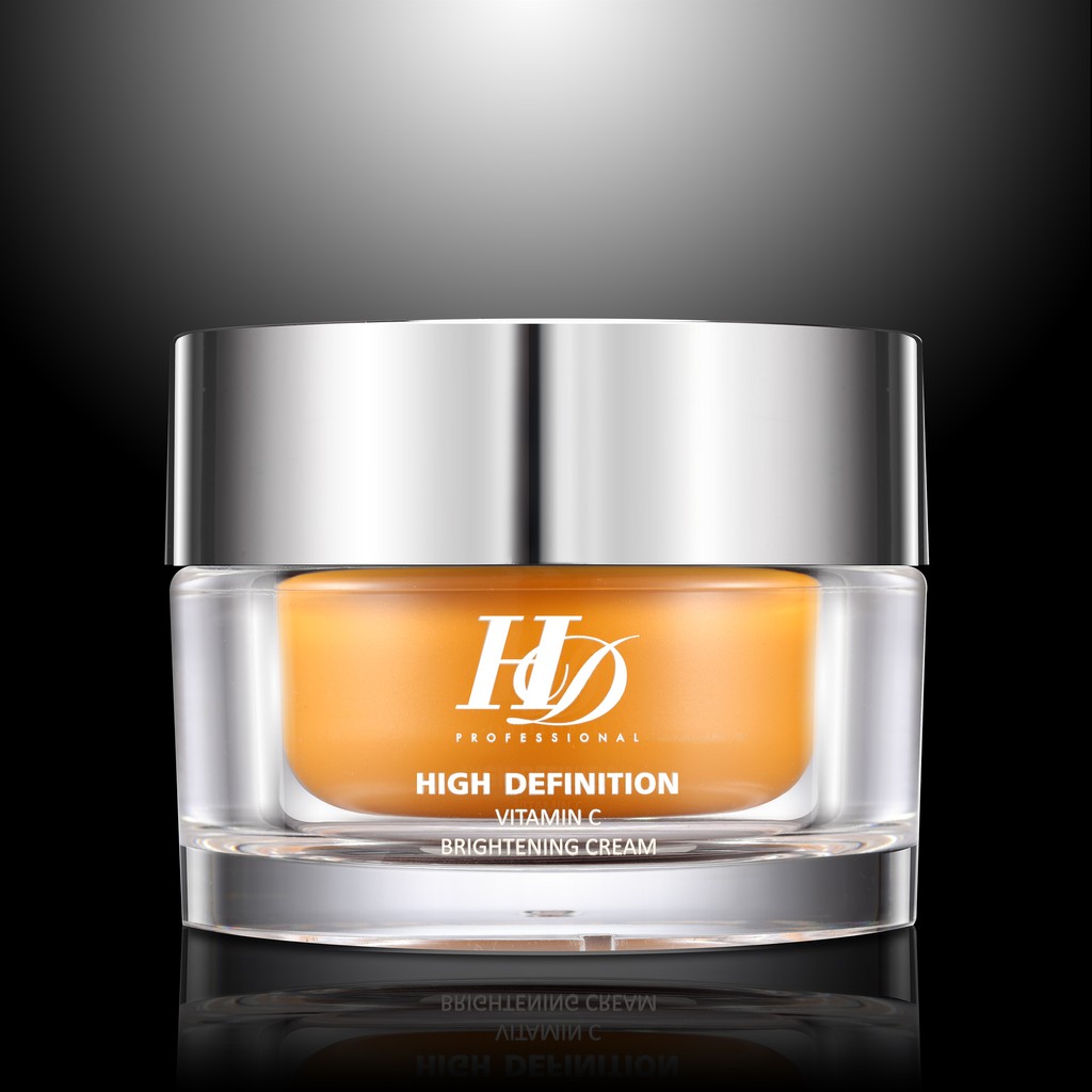 從現在開始，妳也可以擁有完美無瑕的 CAMERA FACE! 為了迎接高解析時代來臨，讓鏡頭下都能呈現輕透無瑕妝容，FLY UP 幻色蝶影專業彩妝創新研發HD Professional 高解析數位保養