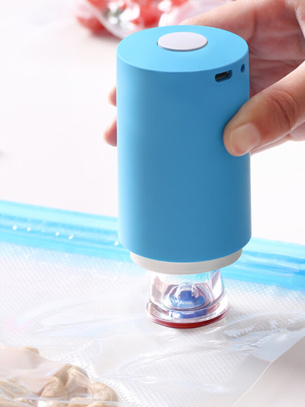 每套真空機送4個小號真空袋+1個大號真空袋，總共5個 袋子中帶有標籤，可寫日期分類 採用食品級PA+PE製造，安全不添加增塑劑 保鮮袋可直接微波加熱、水煮及冷凍 表面微孔膜設計工藝，抽氣更徹底，密封性