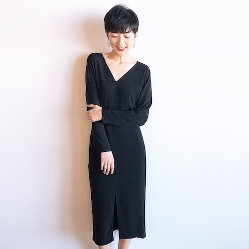 話題騒然 ユニクロ セオリー ワンピ 根本久仁子さんの着こなしは