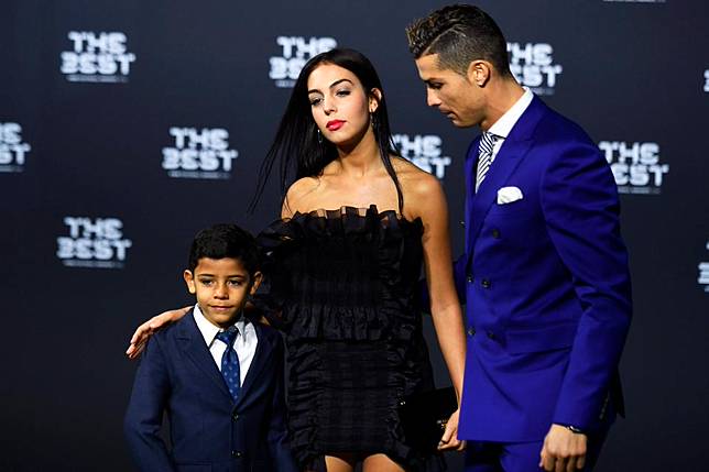 Ini Beda Gaya Istri Messi dan Kekasih Cristiano Ronaldo