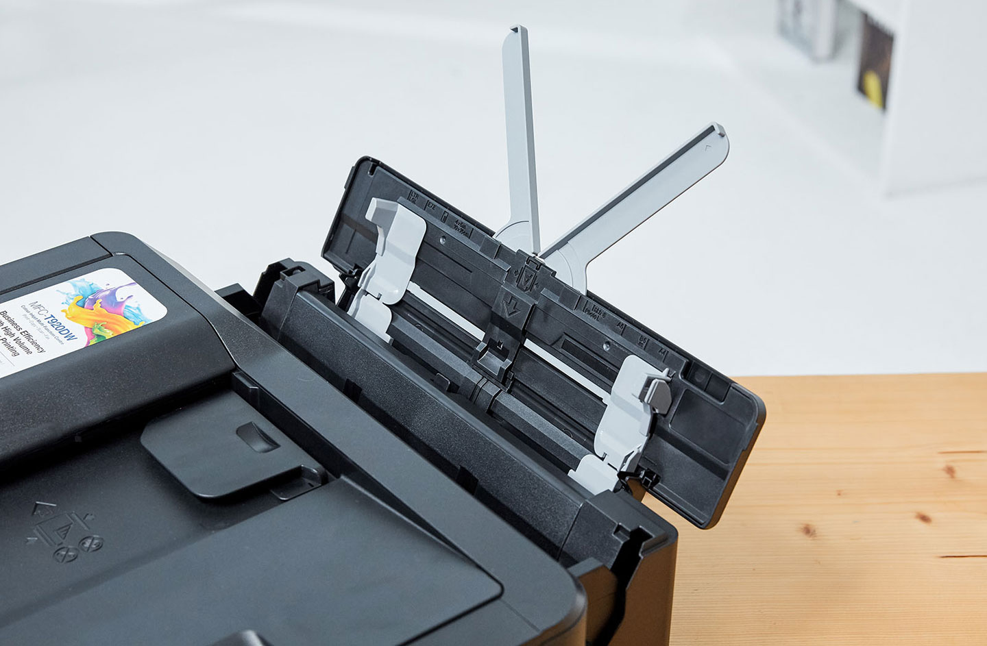 翻蓋外蓋後即可伸展出 V 字型支架，並具備可調式紙夾，可支援最多 80 張 A4 尺寸的一般紙材，或是進一步搭配磅數較高的卡紙或是信封來搭配使用。