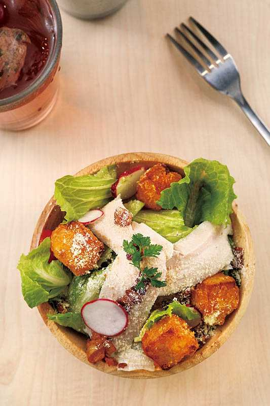 「只想給你最好的沙拉」吃得到芋頭片跟台農66甜心紅地瓜，還有鮮蝦及番茄，最後再淋上清爽的柚子醬，健康又美味。（85元）（圖／于魯光攝）