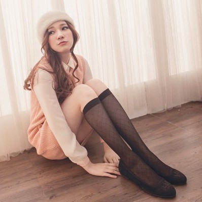 【現貨】純真注目-菱格及膝透膚中統襪