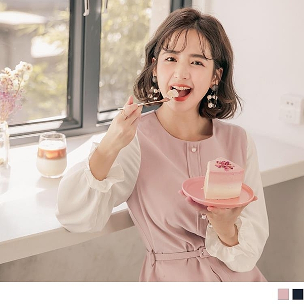 假兩件配色款式增添層次設計感 領口版型拉長視覺效果珍珠釦點綴展現高雅質感