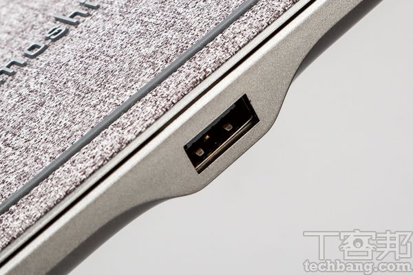 USB Type-A 埠配置一個 USB埠，可以連接有線充電，達到同時為三個裝置充電 。