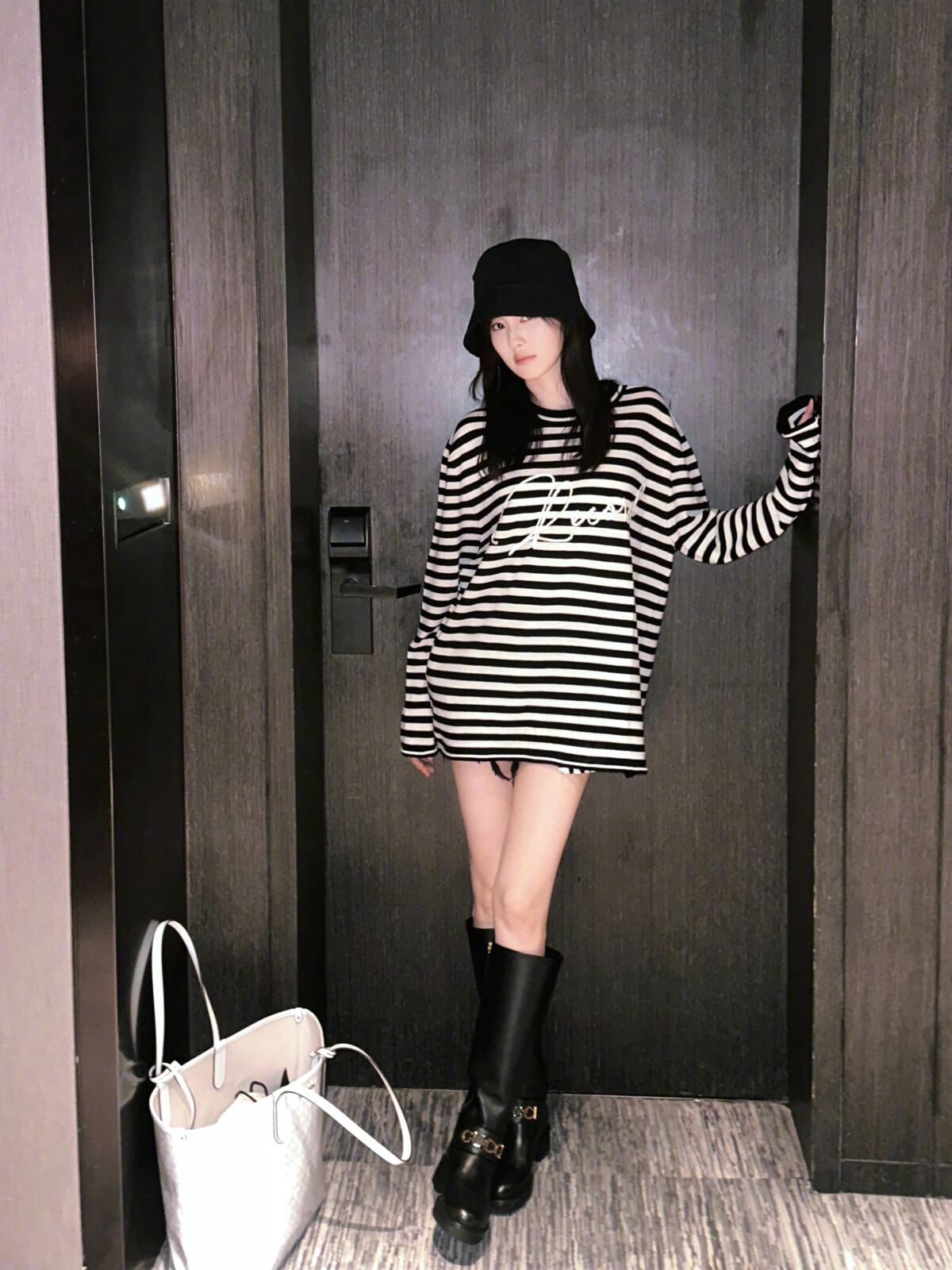 《以愛為營》白鹿戲外7大超減齡穿搭！秋冬亮色系針織衫是關鍵，泡泡袖元素修飾頭身比