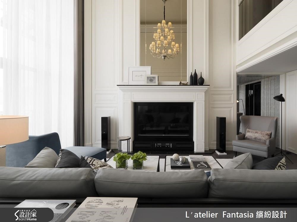 串連上下樓層的電視牆，發揮透天別墅優勢，營造優雅又帶點奢華感的設計。若沒有大坪數、透天的空間，可藉由大理石等質材提升整體氣派感。>>看完整圖庫