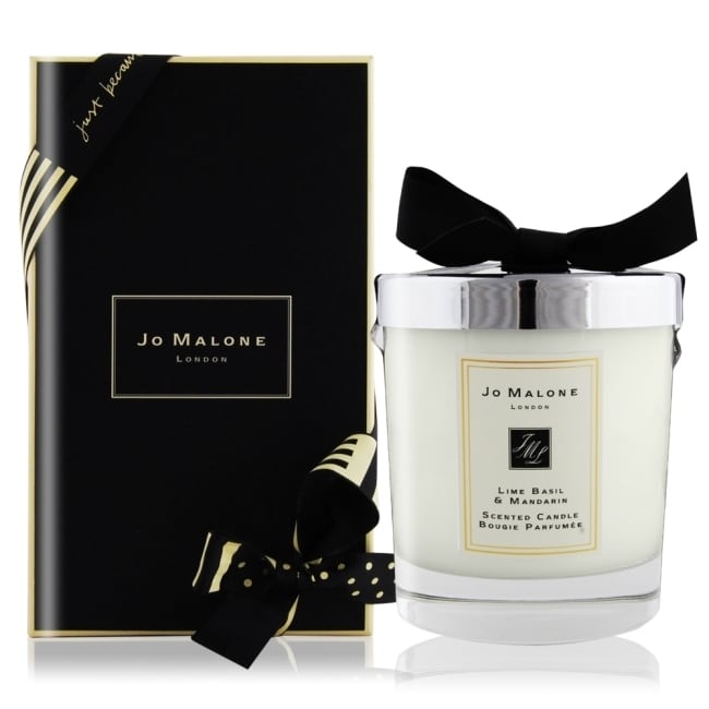 中文品名：Jo Malone 青檸羅勒葉與柑橘香氛蠟燭(200g) 規格：200g 前 味：柑橘、青檸 中 味：羅勒、百里香 後 味：琥珀木 ★使用方式：點燃燭芯即可享受芳香，直接蓋上即可熄滅，不產生