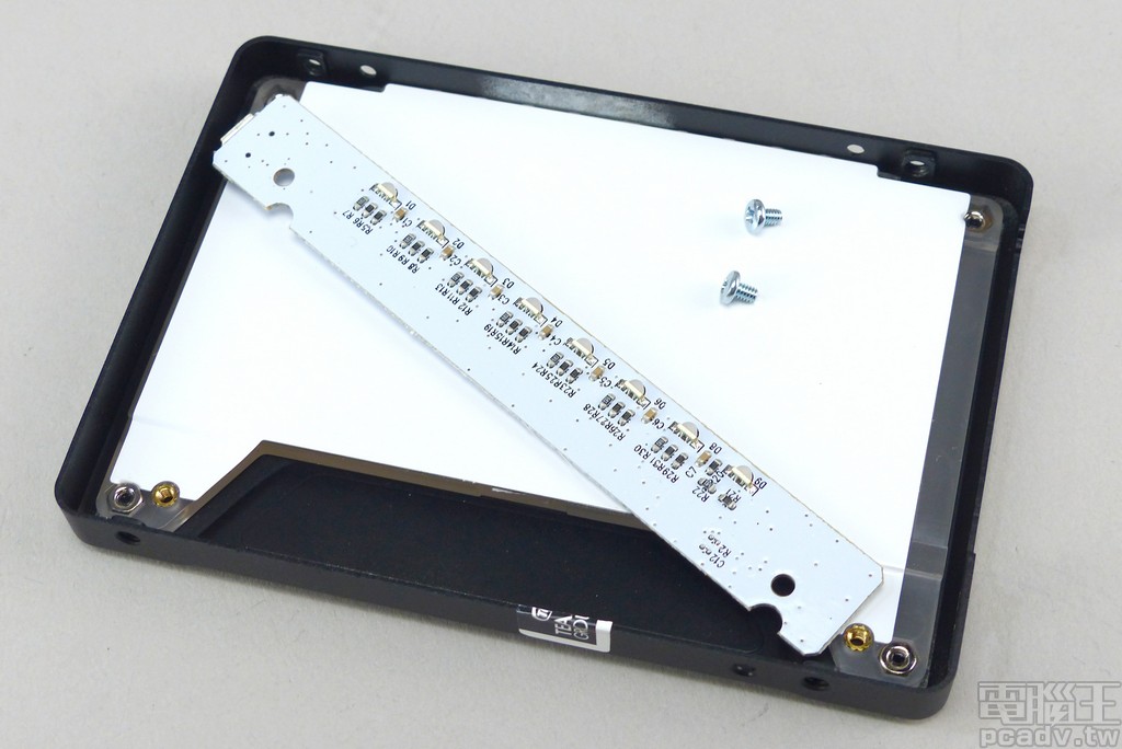 DELTA S TUF Gaming RGB SSD 採用側邊照明，再透過柔光反射層和擴散層引導光線