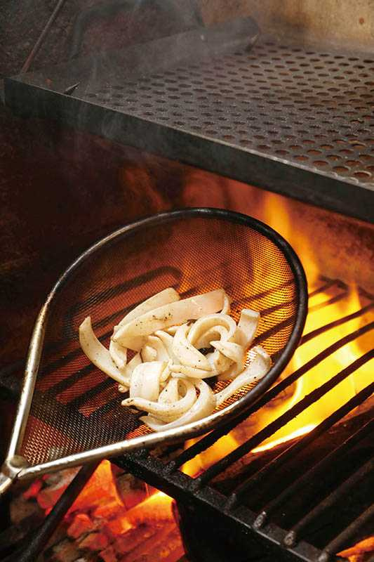 「炭燒小捲」結合海味與炭香，再配上風乾甜菜，簡直完美。(360元)（圖／于魯光）