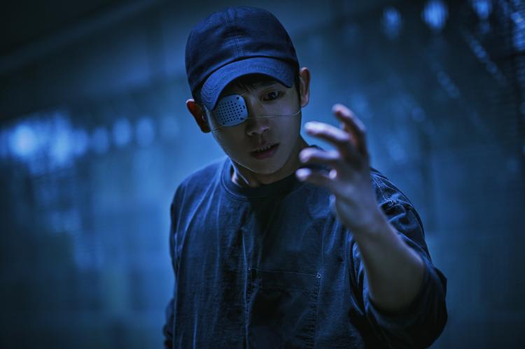 韓劇《異感追擊：連瞳》6大解析：《鬼來電》名導攜手丁海寅展現血腥暴力極限，結局留伏筆敲碗第二季 | LINE購物