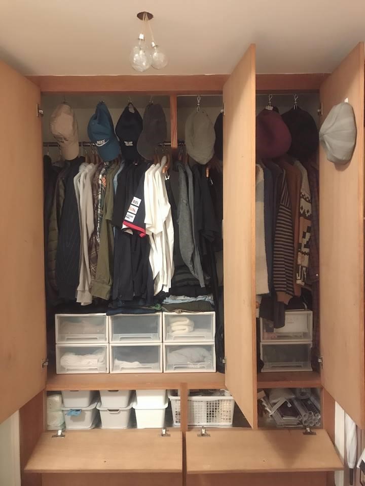 利用收納盒為小物進分門別類，上方留空處，聰明運用掛勾收納體積小的帽子。>>看完整文章