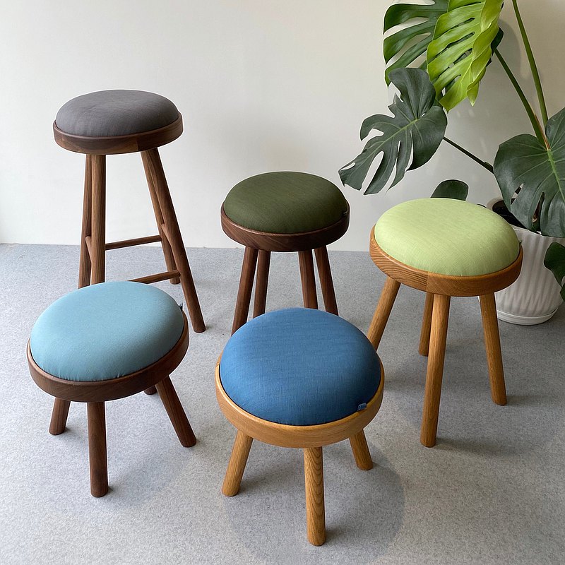 ＂碰皮＂發音來自於台灣閩南語 形容臉頰飽滿豐盈的樣子 有如椅凳圓潤飽滿＂碰皮碰皮＂可愛的感覺！ 碰 | 讓你親身去感受、碰觸它帶給你的溫度 皮 | 各式花色的椅墊，讓你簡單轉換好心情