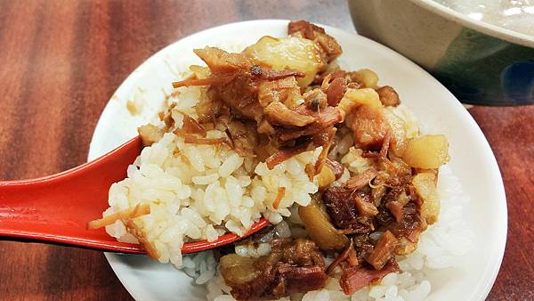 【中和美食】許家莊滷肉飯-用餐時間會需要排隊的超人氣魯肉飯