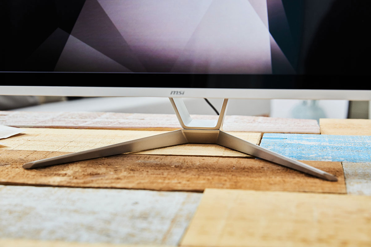 MSI PRO 22XT 的螢幕支架底座體積並不大，但實際使用起來卻十分穩固。