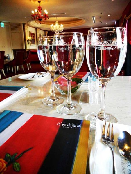 1.可單人享用小王子經典下午茶單人套餐(三層式點心架)乙份。nn2.含飲品一份