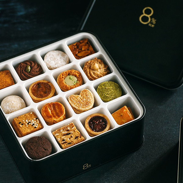 職人手工烘焙，注入溫暖心意美味 嚴選安心食材，每一口都要吃得好 選用法國優質品牌 以當地傳統工法製成的依思尼奶油 搭配台灣在地石安牧場產出的安心蛋品 一片餅乾堅持手工製作 融合奶油特有的榛果風味及濃郁