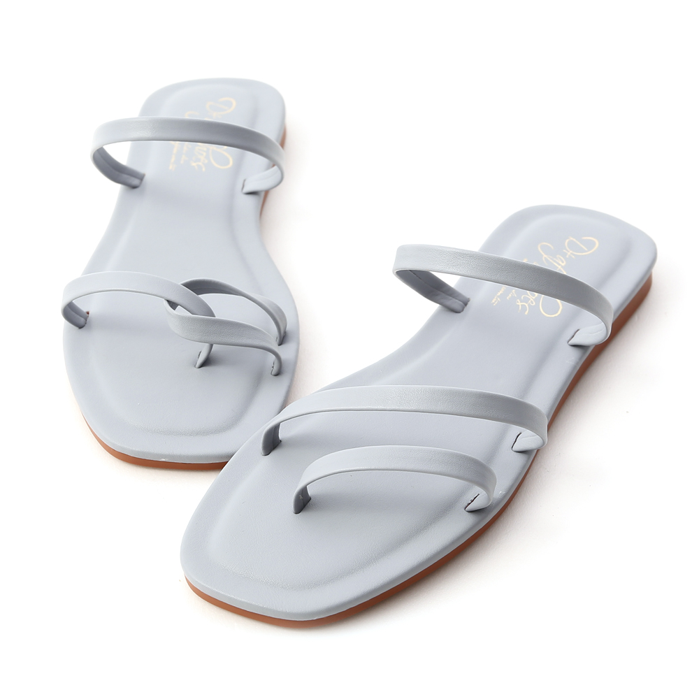 精緻的細帶涼鞋是今夏百搭單品 不對稱的獨特設計讓人驚呼好特別！ 柔軟皮革的細膩質感雙腳感受得到， 鞋墊下多加了QQ軟軟的軟墊， 穿起來舒適度倍增，貼心呵護妳的雙腳 平易近人的1cm跟高好穿又好走 炎炎