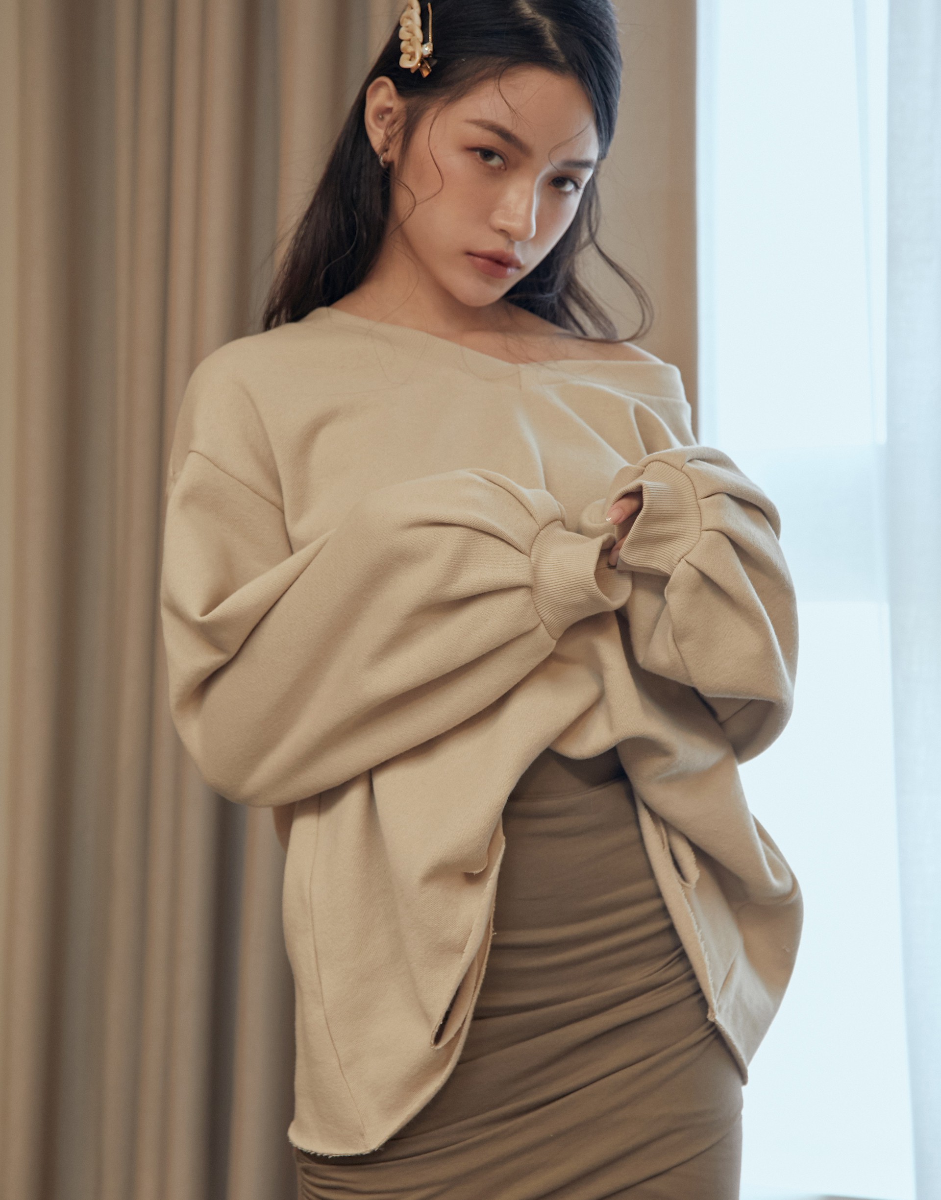 台灣製造/PAZZO自訂開發布料/內磨毛面料/領口可拉成一字領/下擺破損設計