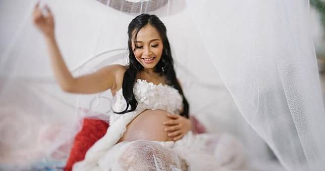 Hamil tua, begini 10 foto maternity romantis ala Rinni Wulandari