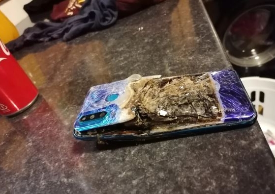 華為智慧手機突然發生爆炸，將顯示幕炸得粉碎