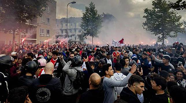 Dukungan Suporter Ajax Bagi Appie Bikin Ibu Berhijab Menangis