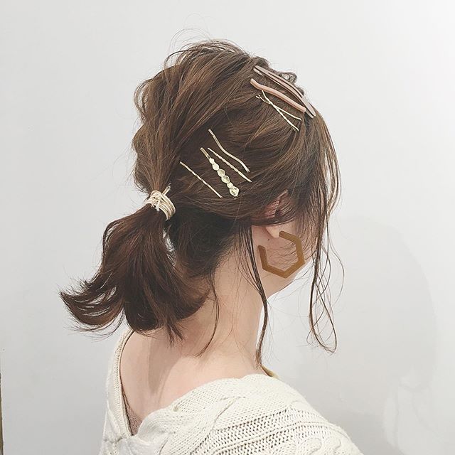 小馬尾鮑伯造型：用大量髮飾做造型