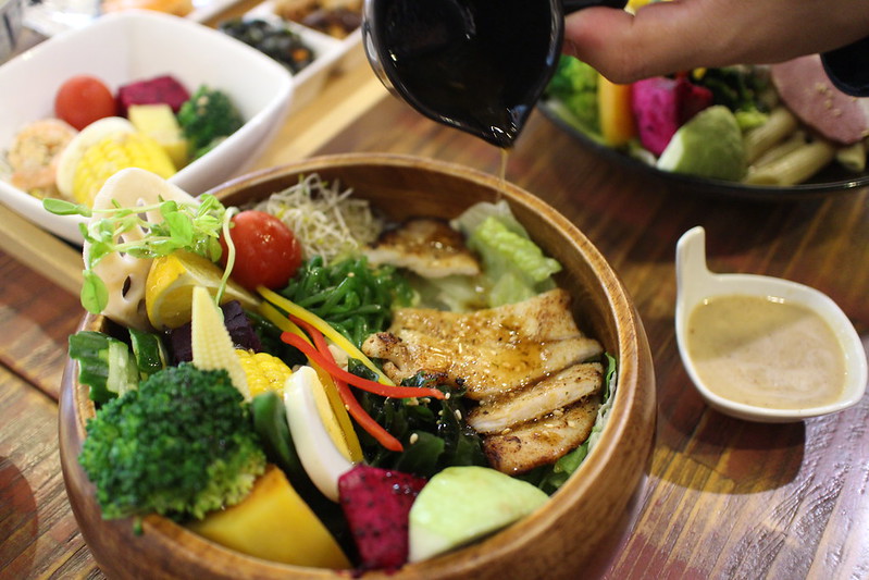 美食推薦！宜蘭輕食餐廳【莎菈菈】用智能活氧機清洗蔬果的沙拉定食（木盆沙拉）美味好吃又健康！ @秤瓶樂遊遊