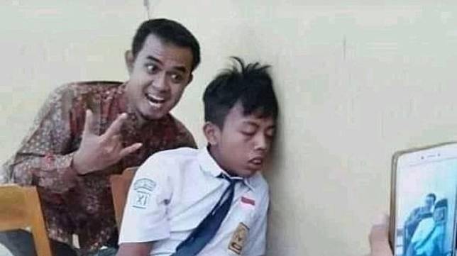 Aksi kocak guru yang temukan murid tidur di kelas. (Facebook/ S h i t p o s t B a r B a r)