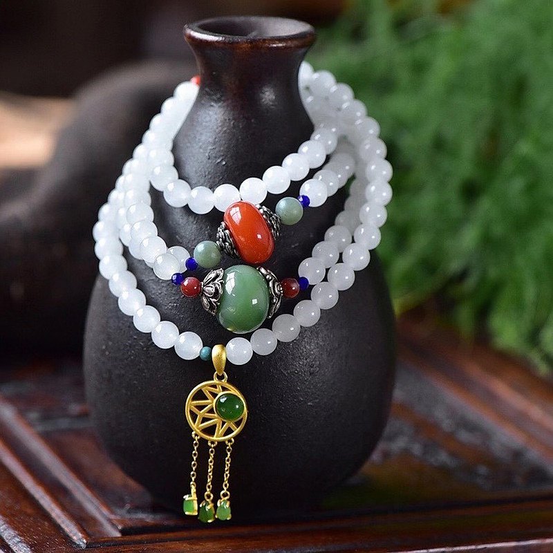 老料和田羊玉6公釐108顆佛珠手鏈，料子干淨細膩，通體水白色，玉料干淨潤澤！中間搭配蜜蠟，青海青 碧璽 蜜蠟 等配飾白白糯糯中間點綴著這幾抹的顏色很是出彩，簡單大方的設計，強烈的對比色搭配，佩戴腕間氣